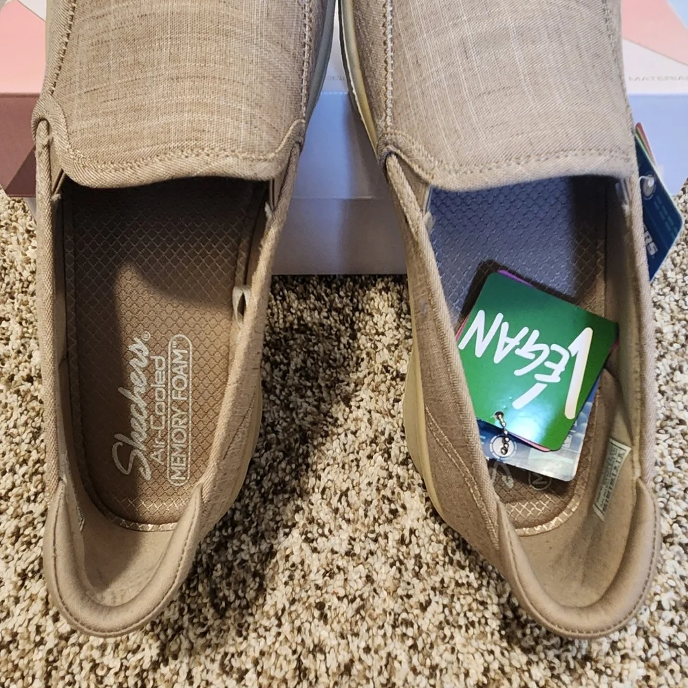 Skechers Women's Tan Slip-On Shoes NWT / NIB - Picture 3 of 8